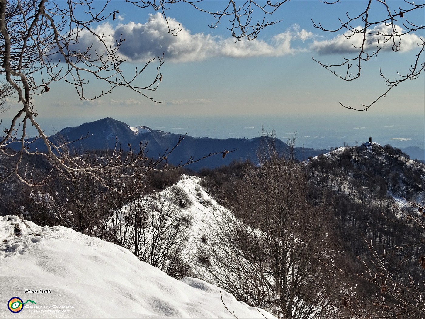 45 Sguardo indietro verso il Pizzo Cerro a dx e il Canto Alto a sx.JPG